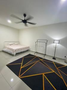 1 dormitorio con 1 cama y ventilador de techo en AFA Homestay, en Kuala Kubu Baharu