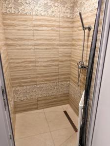 een douche met een glazen deur in de badkamer bij Luna Apartament in Timişoara