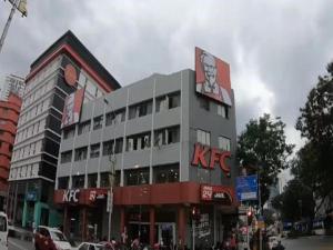 budynek kfc na rogu ulicy w obiekcie Chambers Kuala Lumpur KLCC Residence w Kuala Lumpur