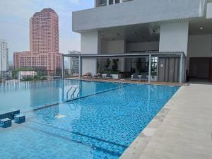 duży basen na dachu budynku w obiekcie Chambers Kuala Lumpur KLCC Residence w Kuala Lumpur