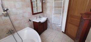 Un baño con lavabo, inodoro y ducha. en Gîte Le Clos des Vosges, en Ban-sur-Meurthe-Clefcy 37 fotos más