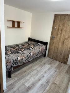 Cama ou camas em um quarto em Pokoje i apartamenty Aga Centrum