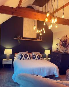 1 dormitorio con 1 cama grande y paredes azules en The Grey Barn en Scampton