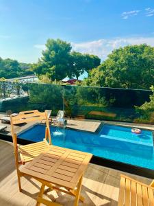 un patio con sillas y una piscina en Hotel Vila Park Bujari, en Ksamil