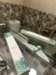 uma mesa de vidro com uma escova de dentes em cima em منتجع درة الشرق للعائلات em Dammam