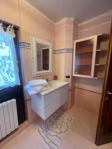 a bathroom with a sink and a mirror at SWEETHOME ARENA VIEW - con parcheggio in Verona