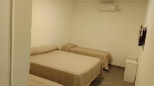 a small room with two beds in it at HOTEL ARANDÚ in Villaguay