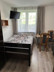 Cama ou camas em um quarto em Pokoje i apartamenty Aga Centrum