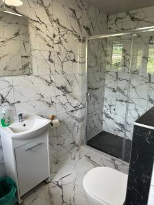 Um banheiro em Pokoje i apartamenty Aga Centrum
