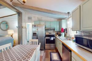 Gallery image of Don't Worry Beach Happy in Frisco