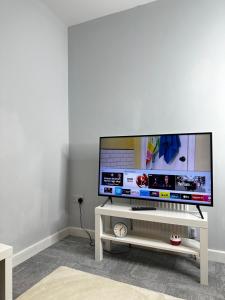 TV at/o entertainment center sa Cozy Studio Kelham Island