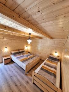 Ένα ή περισσότερα κρεβάτια σε δωμάτιο στο Cabana Miska Chalet +35 φωτογραφίες