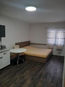 Postel nebo postele na pokoji v ubytování Apartman u lesa