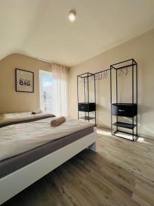 Una cama o camas en una habitación de OVERNIGHT Apartment No1 - Dachterrasse, Küche