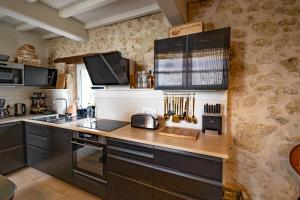 Kuchyň nebo kuchyňský kout v ubytování Le Mas Gascon - Maison de vacances 4 étoiles avec piscine et vue proche de Lectoure