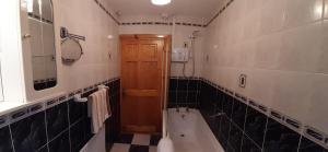 une salle de bain avec une baignoire et un lavabo dans l'établissement Village Cottage, à Dunkineely 17 autres photos
