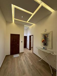 een lege kamer met een houten vloer en een plafond bij Luxe senade in Cotonou