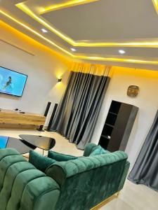 een woonkamer met een bank en een tafel bij Luxe senade in Cotonou