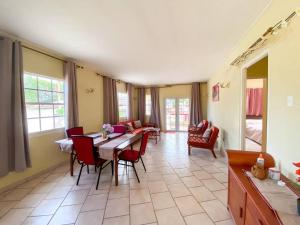 uma sala de estar com uma mesa de jantar e cadeiras em Fayalobie Centrally Located 2 BR Guesthouse em Willemstad