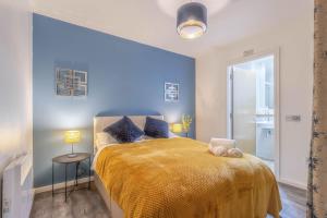 Un dormitorio con una cama grande con una manta amarilla. en Stylish 2 bedroom City Centre Apartment sleeps 6 with Free Convenient Bullring , Grand Central Parking, en Birmingham