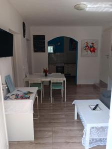 Imagen de la galería de Babaloo Beach Apartments, en Gornji Karin