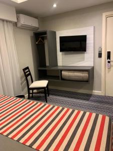 ein Hotelzimmer mit Bett und Flachbildfernseher in der Unterkunft Benjamín I in San Salvador de Jujuy