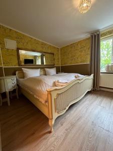 a bedroom with a large bed with a mirror at Ferienwohnung 28 am Saseler Markt 4 Schlafzimmer renoviert in Hamburg