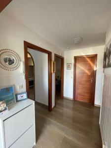 un soggiorno con corridoio dotato di porta e camera di CASA DA TORRE a O Grove