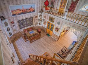 una vista aérea de una sala de estar con una escalera en Fayz, en Bukhara