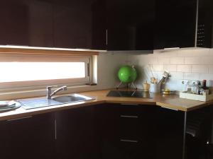 encimera de cocina con fregadero y ventana en Caminho de Santiago, Alandroal, en Alandroal