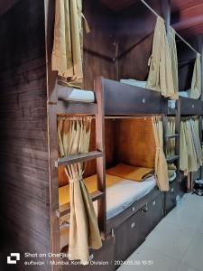 ein paar Etagenbetten in einem Zimmer in der Unterkunft ASRA DORMITORY For Male And Female in Mumbai