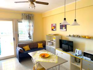 Televízia a/alebo spoločenská miestnosť v ubytovaní Holiday House Naxos + 37 fotografií