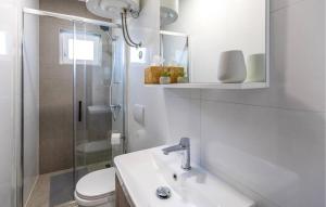 La salle de bains est pourvue de toilettes, d'un lavabo et d'une douche. dans l'établissement Apartman Family Čović, à Opuzen