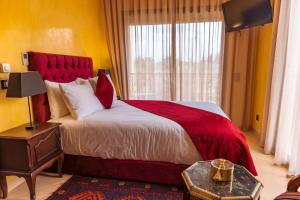 ein Schlafzimmer mit einem großen Bett mit einem großen Fenster in der Unterkunft Villa pension complète Marrakech in Marrakesch + 21 Fotos