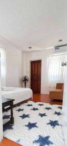 sala de estar con cama y alfombra en La Maison transient house, en Calapan 14 fotos más
