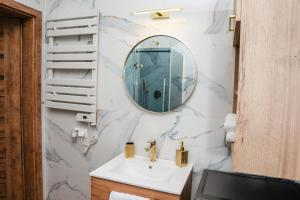 a bathroom with a sink and a mirror at Boszkowo Horizon Park in Boszkowo-Letnisko +16 photos