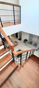 Una sala de estar con una escalera y un sofá. en La Maison transient house, en Calapan
