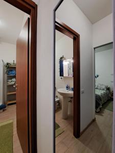 ein Badezimmer mit einem Spiegel und einem Waschbecken in der Unterkunft La casa di Noemi in Casale Corte Cerro