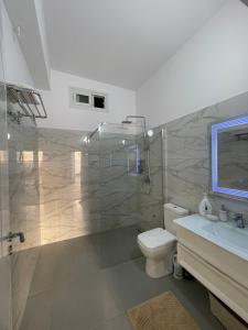 Fotografie z fotogalerie ubytování Perla Luxury Apartment - Private Patio & Parking v destinaci Vlorë