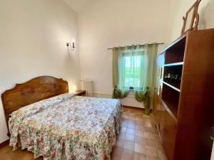 1 dormitorio con cama y ventana en AGRITURISMO LA MOROLLA, en Marsciano