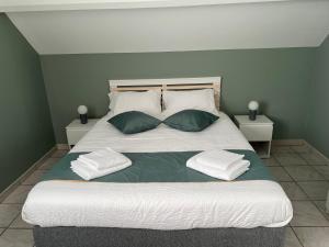 Un pat sau paturi într-o cameră la Casa Di fiore
