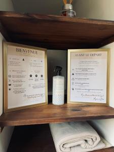 een plank met twee borden en een fles erop bij Maisonnette individuelle au coeur de Vernon in Vernon
