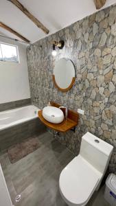 ein Badezimmer mit einem Waschbecken, einem WC und einer Badewanne in der Unterkunft Inca Allpa Home in Huaran