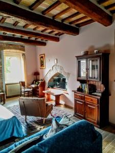 ein Wohnzimmer mit einem Sofa und einem Tisch in der Unterkunft Studio dell'Arco - Assisi in Assisi