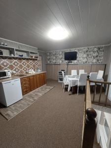Dariaus ir Gireno 7 في زاراساي: مطبخ وغرفة طعام مع طاولة وكراسي