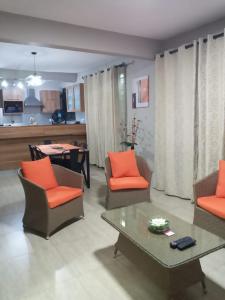 un soggiorno con tavolo e sedie arancioni di Villa Belle a Port Louis