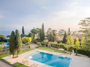 una vista aérea de una piscina en una villa en Tiny Oasis - Studio by the lake, en Toscolano Maderno