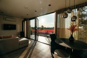 een woonkamer met een bank en een tafel bij Bos, duin en strand huisje in Noordwijk +5 foto's