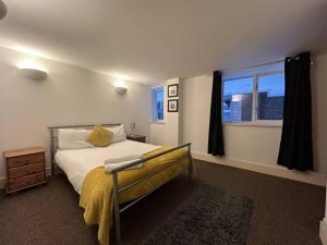 Кровать или кровати в номере City Centre Duplex Apartment