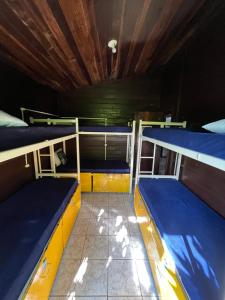 a room with two bunk beds and a ceiling at Vibe House Hostel in Florianópolis